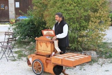 Lieu de séminaire avec orgue de Barbarie, convivialité