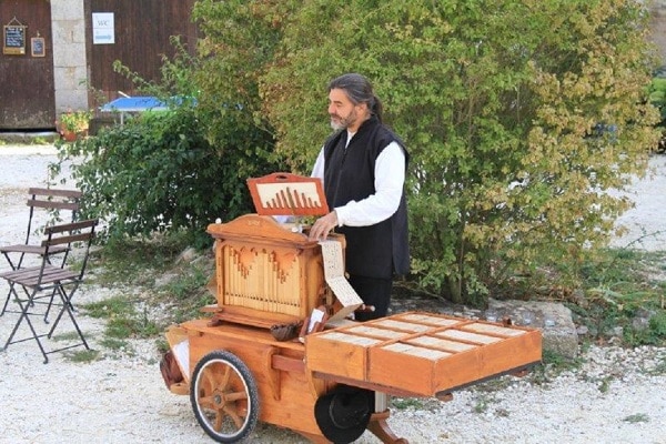 Lieu de séminaire avec orgue de Barbarie, convivialité