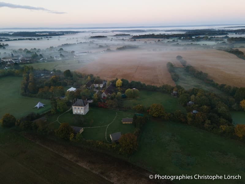 vue aérienne de Family Ecolodge entre automne et hiver, un lieu adapté pour votre séminaire de Direction (CODIR)