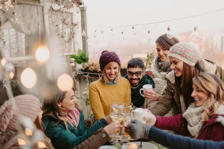 une équipe de Direction prend un apéritif et un chocolat chaud en plein hiver, à Family Ecolodge Puisaye