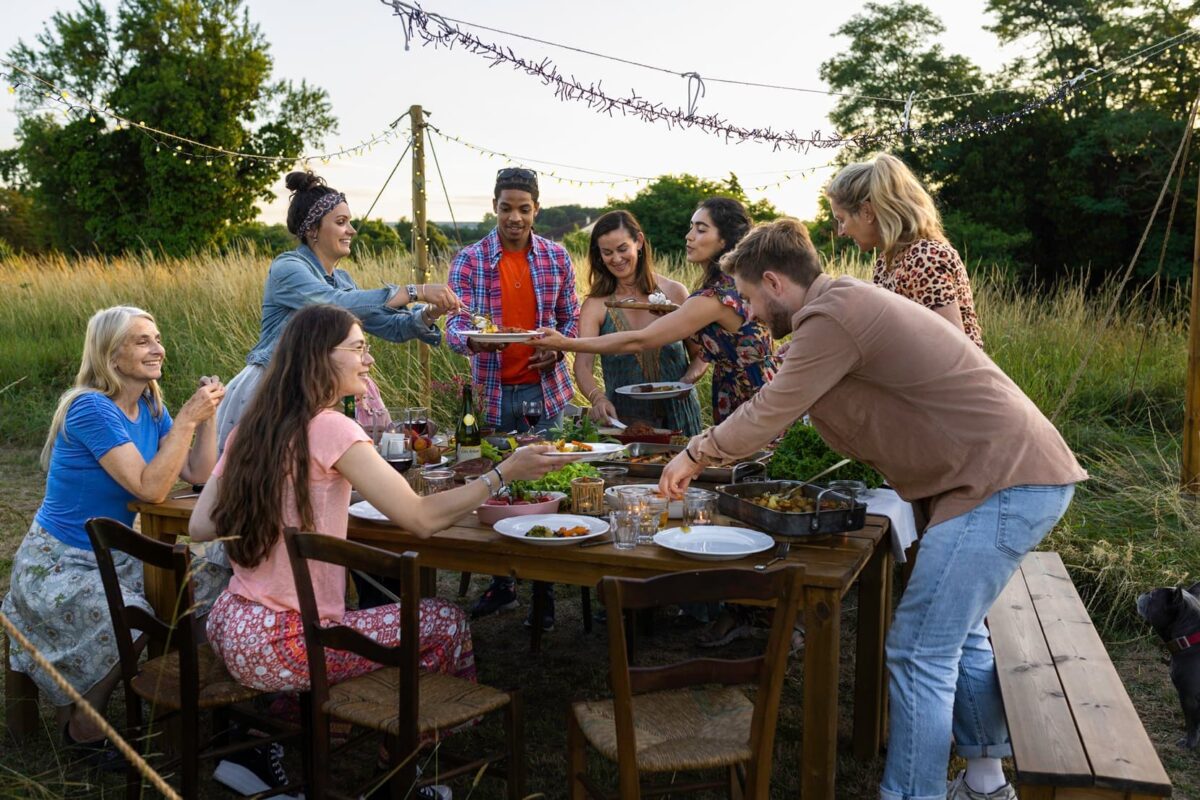 une équipe déjeune en pleine nature pendant un séminaire d'entreprise original proche de Paris