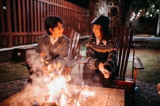 équipe réunie autour d’un feu de camp au Family Ecolodge Puisaye, entre nature walk, cocooning et vraie cohésion d’équipe, pour un séminaire en automne avec mon entreprise
