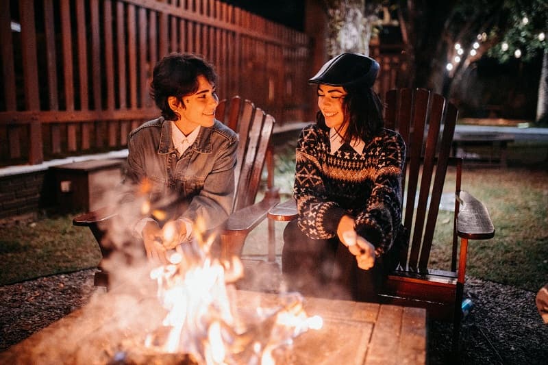 équipe réunie autour d’un feu de camp au Family Ecolodge Puisaye, entre nature walk, cocooning et vraie cohésion d’équipe, pour un séminaire en automne avec mon entreprise