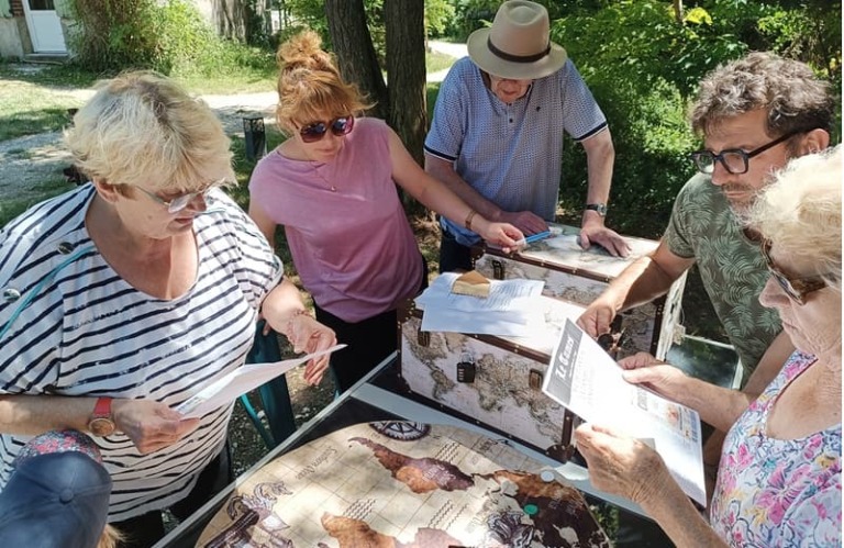 Participants concentrés lors de l’escape game « Le tour du monde en 80 minutes », un team-building adapté aux petites équipes.