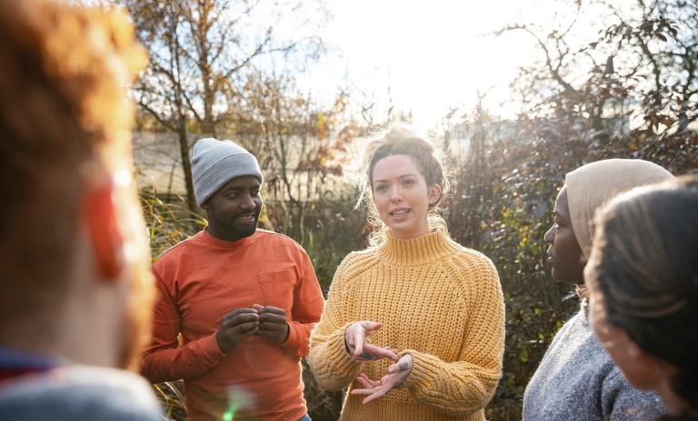 des salariés réalisent un atelier de team-building écologique, comme chez Family Ecolodge, un lieu de séminaire d'entreprise écoresponsable