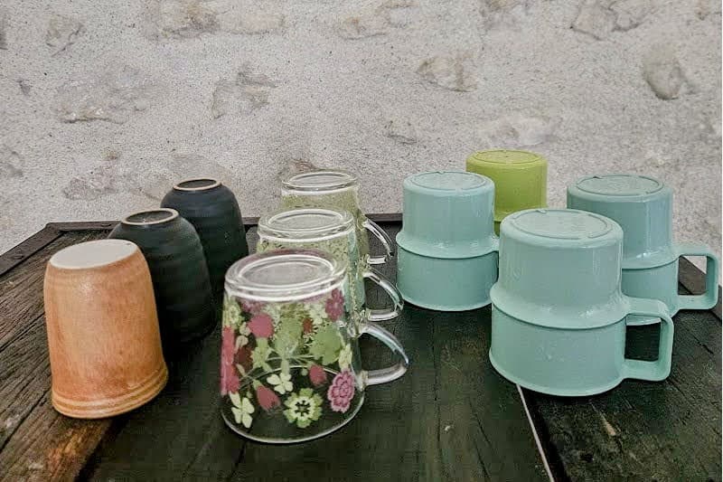 des tasses à café toutes différentes, pour la pause café de Family Ecolodge, lieu de séminaire nature pour petites équipes, lieu de séminaire écoresponsable