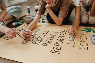 des salariés réalisent un atelier de team-building écologique, comme chez Family Ecolodge, un lieu de séminaire d'entreprise écoresponsable