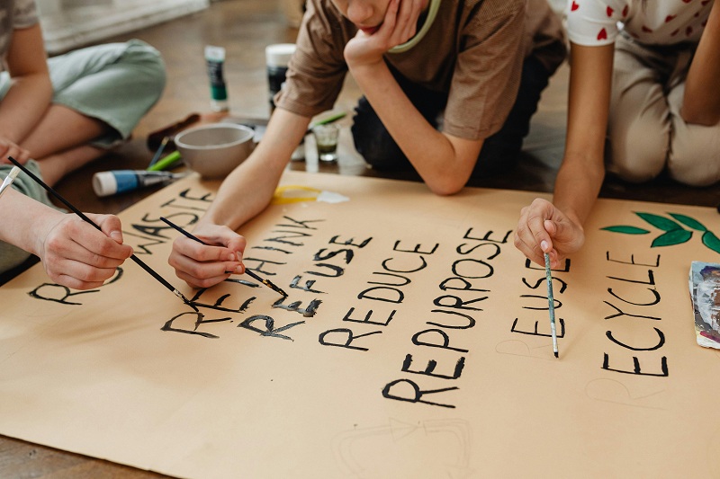 des salariés réalisent un atelier de team-building écologique, comme chez Family Ecolodge, un lieu de séminaire d'entreprise écoresponsable