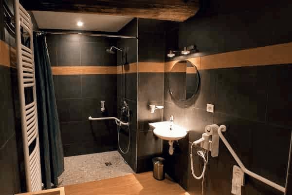 Salle de bains PMR, de la chambre d'hôtes, pour un séminaire d'association écologique et qui fait sens