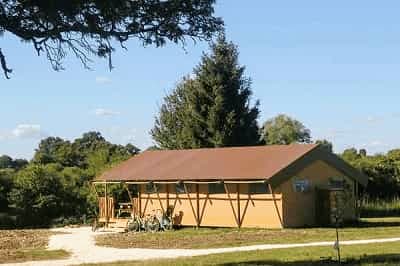 la tente safari "Renard" de Family Ecolodge Puisaye, , pour un séminaire d'association ecoresponsable en été
