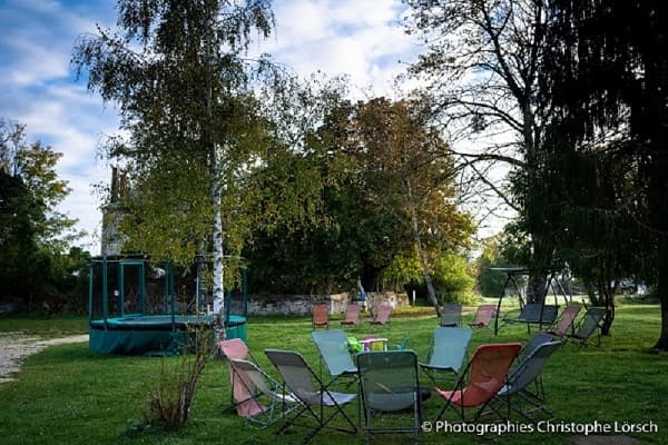 Brainstorming dans la cour de l'Eco-Lodge, pour un séminaire d'association écolo et créatif