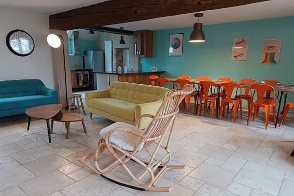 Rocking chair ou chaise, dans le gite de Family Ecolodge Puisaye, on peut organiser sa réunon ou son workshop au salon ou en salle autour d'une table
