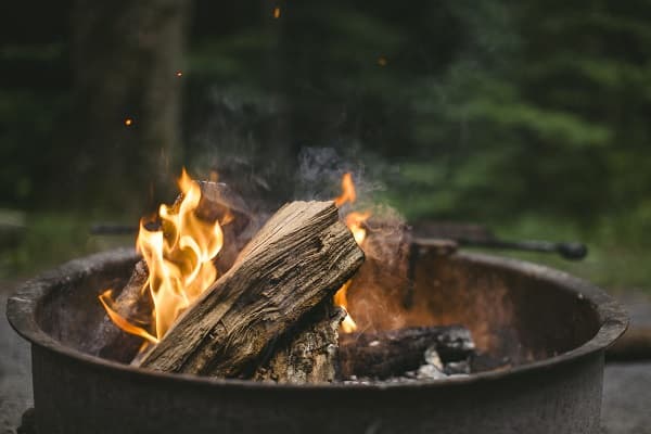 Un beau feu de camp, pour discuter de vos projet au cours de votre séminaire d'association, ONE, TPE ou PME