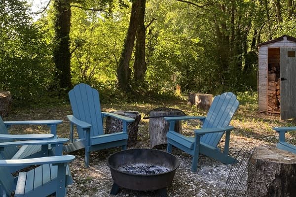 des fauteuils confortables pour organiser un workshop en plein nature pendant un séminaire d'association éco-responsable