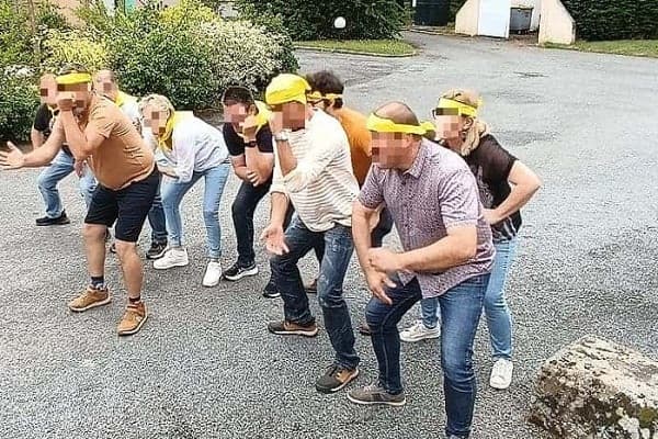 une équipe fait un Un haka terrifiant pendant une activité sportive d'un séminaire d'association RSE