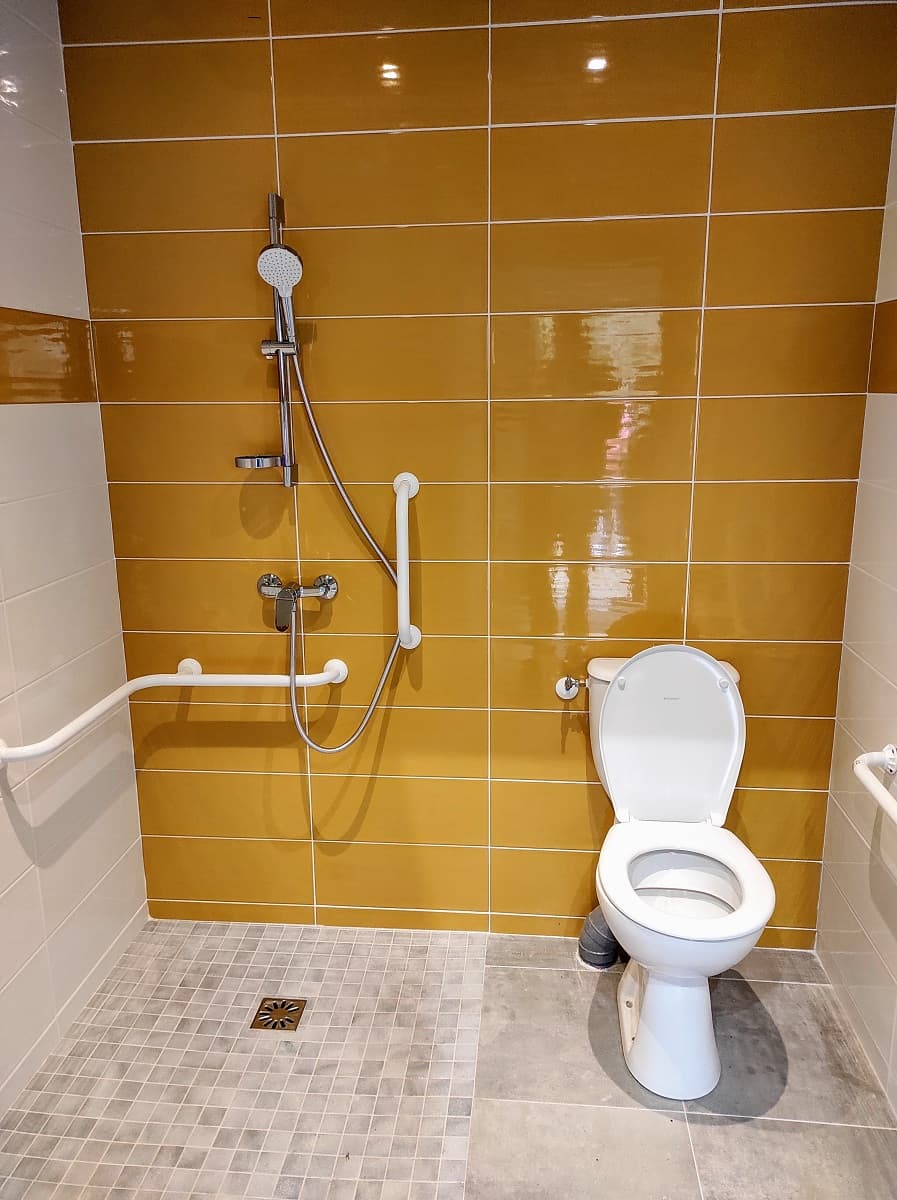une salle de bain PMR à Family Ecolodge Puisaye, un lieu de séminaire inclusif labellisé Tourisme et Handicap