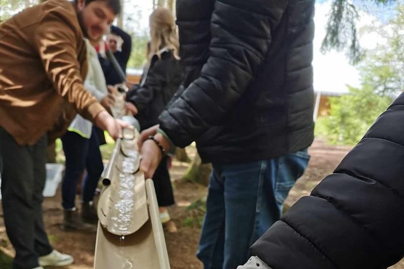 des participants à un séminaire sans greenwashing participent à un team-building écologique
