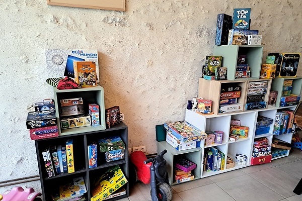 des jeux de société pour apporter de la convivialité à votre séminaire ambiance feu de camp