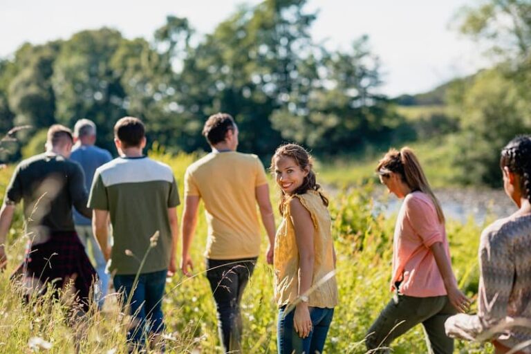 une équipe d'entreprise en pleine nature, en bords de Loire, pendant son séminaire en France