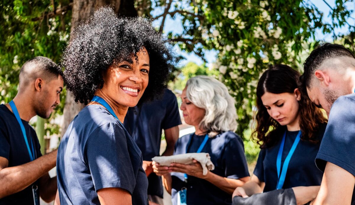 un équipe se retrouve dans un lieu de séminaire écologique