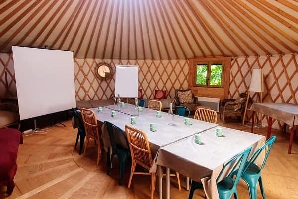 L'intérieur d'une salle de réunion dans une yourte, avec du café écoresponsable.