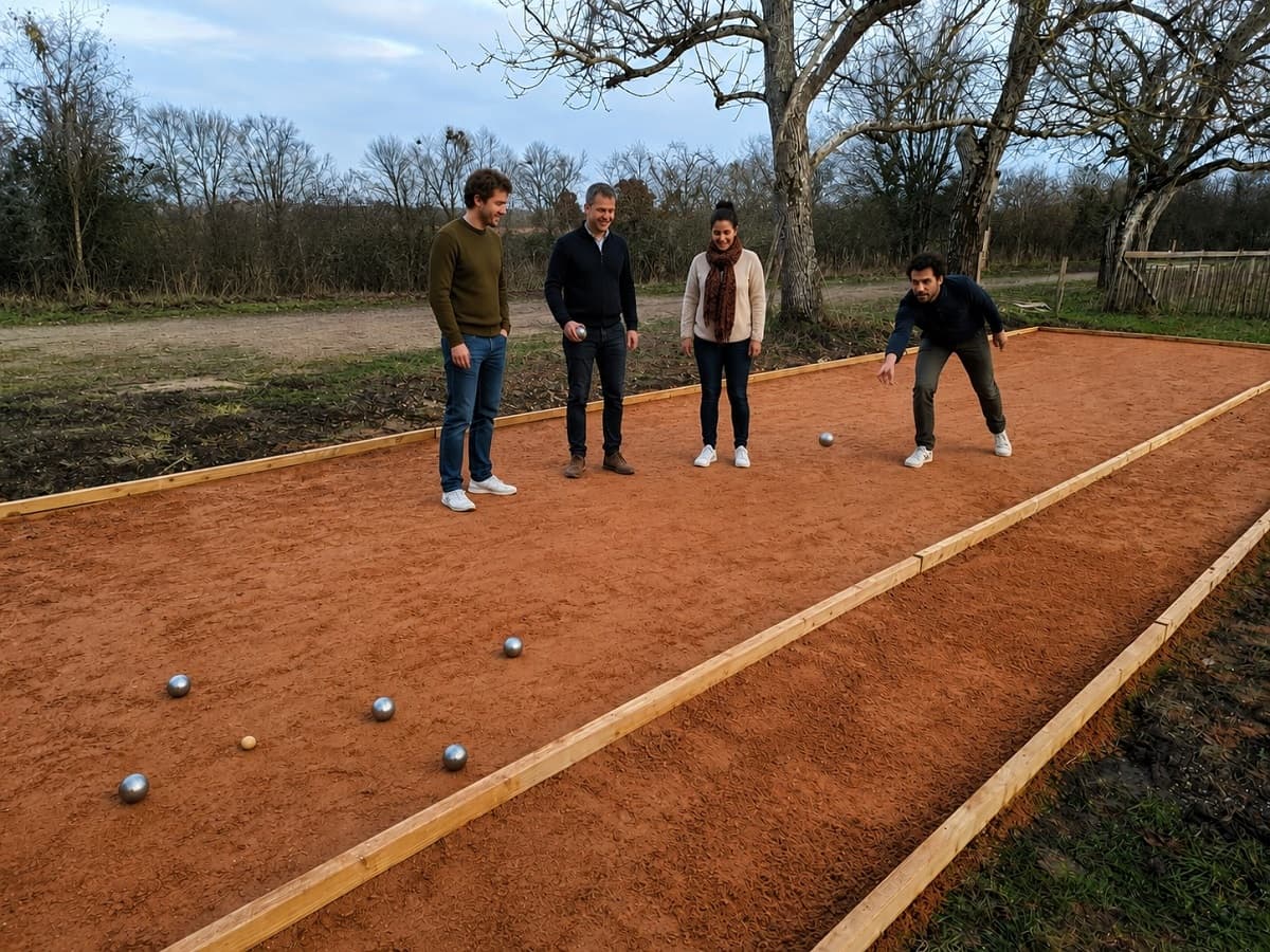 une partie de pétanque pendant une pause en séminaire d'entreprise