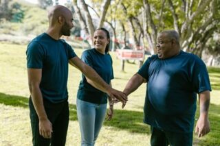 un groupe de collègues se retrouve en vrai durant une activité de team building