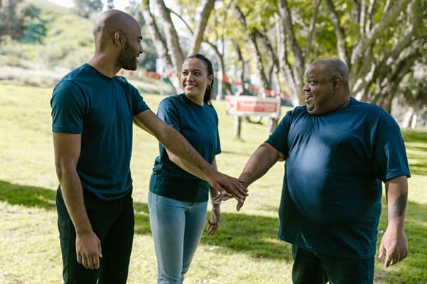 un groupe de collègues se retrouve en vrai durant une activité de team building