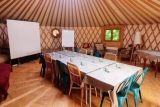 une salle de réunion insolite dans une véritable yourte.