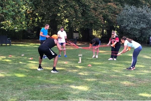 un groupe de collaborateurs participe à un team building pour renforcer sa cohésion d'équipe.