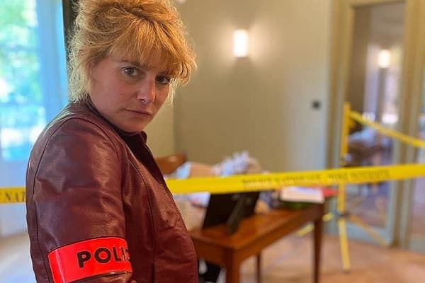une comédienne présente sur un team building théâtralisé.