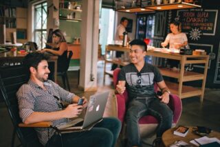 un groupe de collaborateurs est réuni autour d'un atelier cuisine, afin de booster sa créativité.