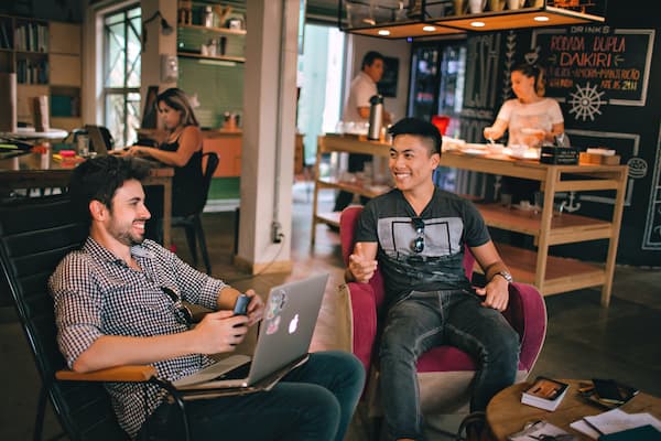 un groupe de collaborateurs est réuni autour d'un atelier cuisine, afin de booster sa créativité.