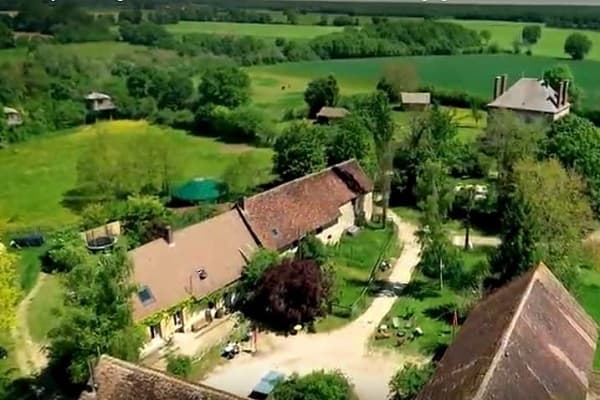 photo aérienne du domaine de Family Ecolodge Puisaye, privatisable pour vos séminaires.