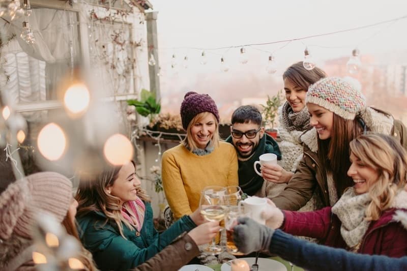 un groupe de collaborateurs est réuni autour d'une pause café réconfortante durant un séminaire en hiver.