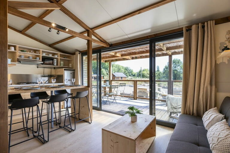 Nouveaux lodges en automne : hébergement chaleureux pour team building