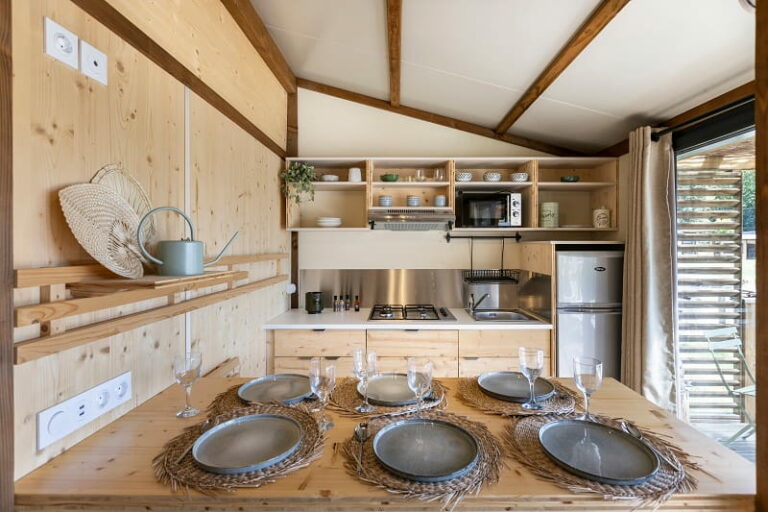 Intérieur chaleureux d'un lodge pour les soirées de séminaire