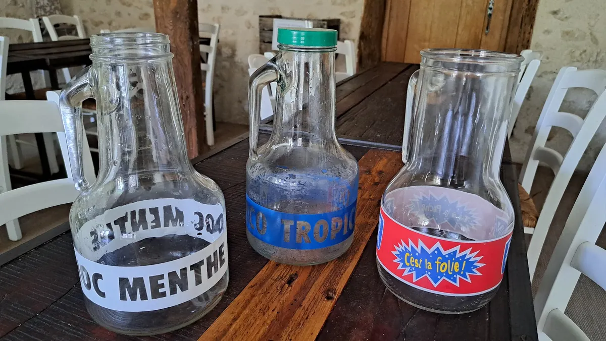 Carafes à eau vintage chinées en recyclerie utilisées pour les séminaires à Family Ecolodge