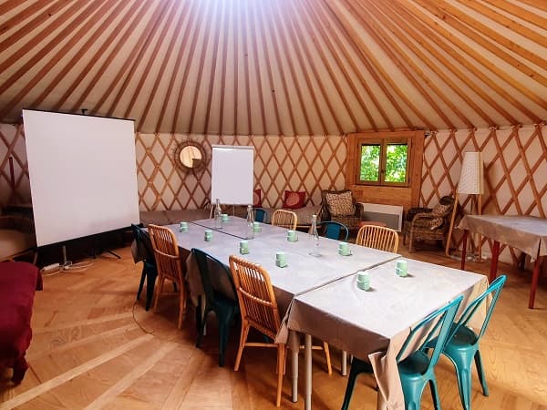 Une salle de réunion à l'intérieur d'une authentique yourte tzigane.