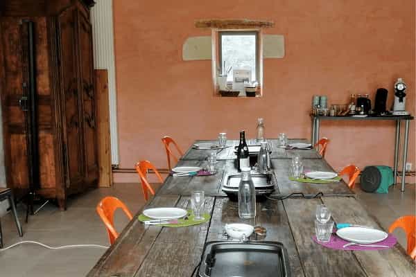 Photo d'une tablée pour un repas chalereux durant un séminaire.