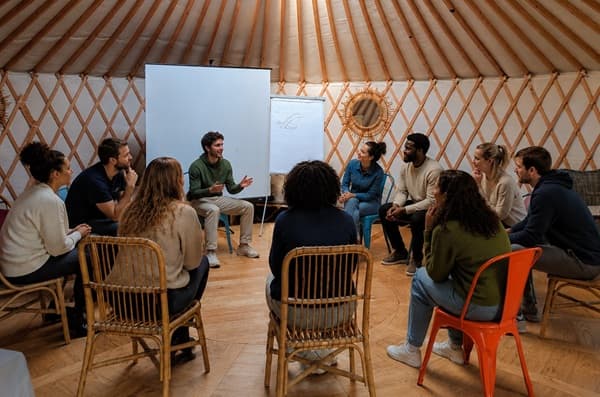 un groupe de collaborateurs est réuni dans la Yourte pour une session de brainstorming.